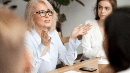 El jefe de equipo explica la teoría de las restricciones