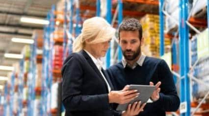 los gestores discuten sobre la logística de los almacenes
