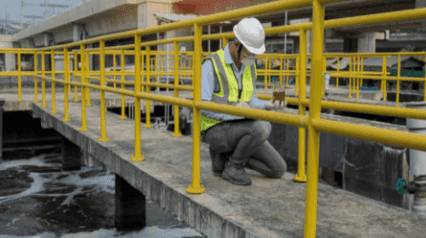 comprobación del estado de las aguas residuales por parte de un ingeniero