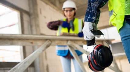 people carrying out a preventive maintenance plan|Preventive Maintenance Plan Sample Report|Plan de mantenimiento preventivo para trabajadores de la construcción