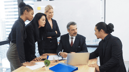 El equipo discute las formas de lograr objetivos inteligentes