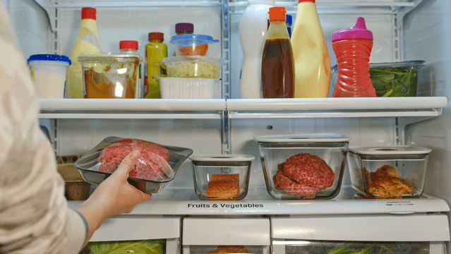 A worker is answering a food cooling checklist.