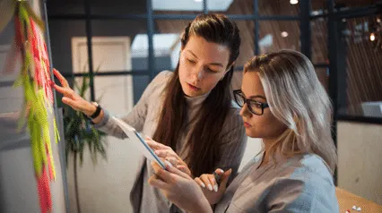 project managers checking tasks for their project execution plan template|free project execution plan template|sample project execution plan template|Plantilla del plan de ejecución de un proyecto