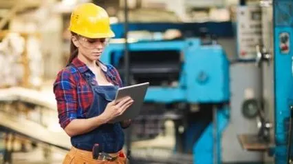 Frauen tragen PSA (persönliche Schutzausrüstung)